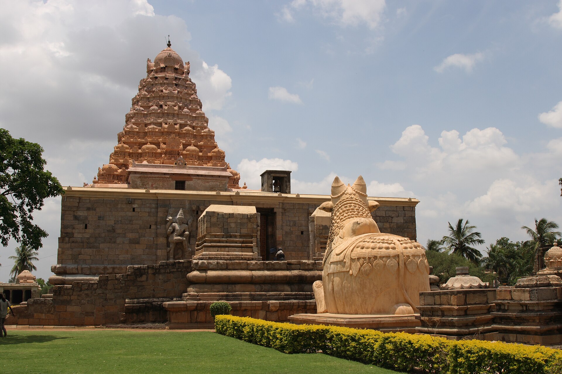 Brihadeeswara Temple tower and Nandi statue at Gangaikonda Cholapuram